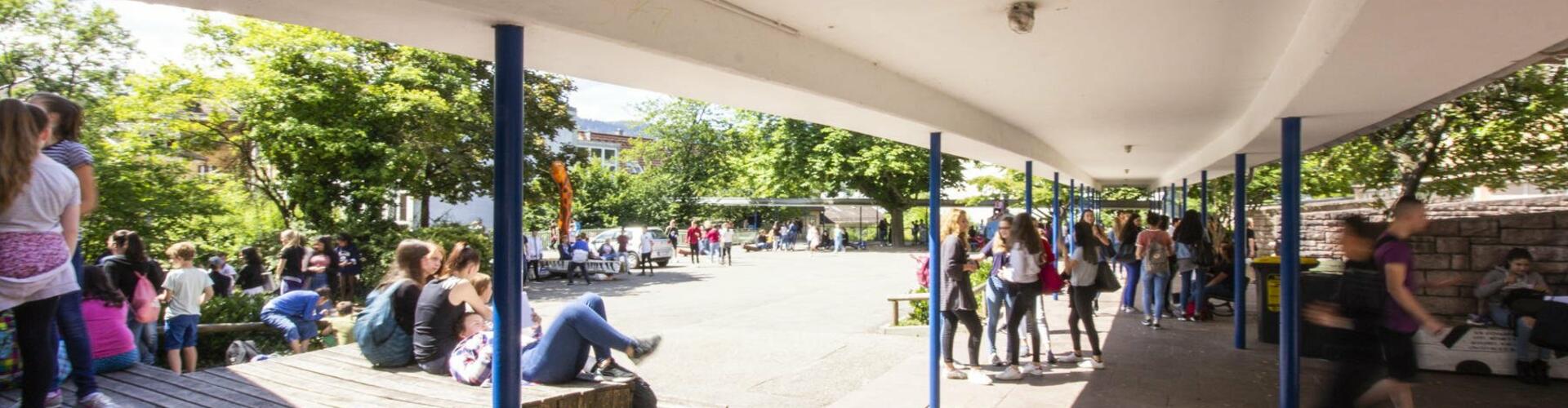 Schulgebäude außen